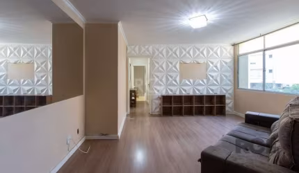 Apartamento de 02 dormitórios com móveis e roupeiros planejados, living amplo com sofá e split, cozinha com planejados, balcão pia e aéreos, área de serviço integrada com máquina de lavar e tanque, ba