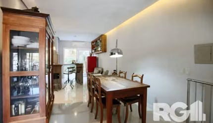 Casa com 262,78 m2 privativos no Jardim Lindóia.&lt;BR&gt;&lt;BR&gt;Primeiro Piso: Hall de entrada, garagem, banheiro completo e pátio frontal.&lt;BR&gt;Segundo Piso: Área Social com sala de estar, la