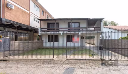Ampla residência, com 481,85m²,  conta com 7 dormitórios, sendo 02 suítes, sala de estar e jantar com conceito aberto, sacada, churrasqueira, área de serviço separada, garagem coberta para 4 carros, a