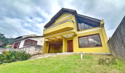 Linda casa no Bairro Nonoai para venda, possui 3 dormitórios sendo 1 suíte master com banheira e closet, sacada com vista aberta, amplo living 2 ambiente com pé direito alto e cozinha integrada, terre