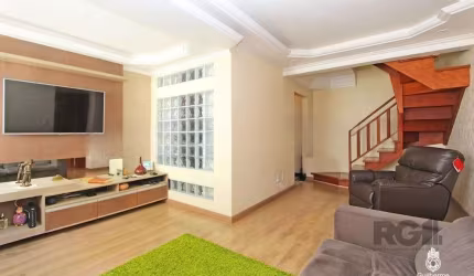 Cobertura encantadora oferece 2 dormitórios e 1 living espaçoso com piso vinílico, cozinha e a área de serviço é separada. No piso superior, uma ampla sala de estar fechada com churrasqueira e complem