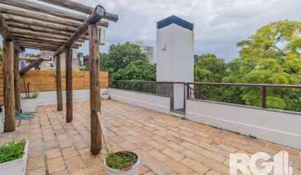 Com 2 quartos, incluindo uma suíte com closet, e 2 vagas de estacionamento cobertas. O imóvel é amplo e moderno, com piso vinílico para maior conforto e uma lareira revestida de pedra no elegante livi