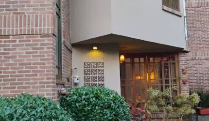 Ótima casa em condomínio fechado no bairro Jardim Isabel! São 166m² distribuídos em living para dois ambientes com lareira, lavabo, 3 dormitórios sendo 1 suíte americana com sacada e 1 suíte tradicion