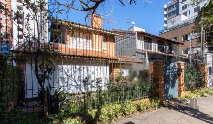 Excelente casa com aproximadamente 242m² privativos no bairro Bela Vista, com 4 dormitórios, sendo uma suíte com closet e banheira. Você pode contar também com hall de entrada, sala para escritório, l
