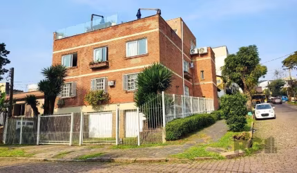 Amplo apartamento de andar inteiro, localizado em uma região privilegiada, oferecendo conforto e exclusividade. Com 3 dormitórios espaçosos, sendo um deles uma suíte, além de uma dependência completa 
