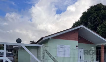 CASA em excelente estado em Arroio Teixeira a 5 quadras do mar   , cercada  , com 4 dormitorios , sala ampla , banho social  + auxiliar , cozinha + area de serviços , pátio  , churrasqueira , deposito