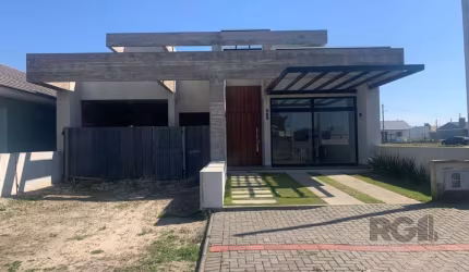 Casa geminada, em construção, à 200 metros do mar, com 85 m2.&lt;BR&gt;São 3 dormitórios, 1 suíte e 2 banheiros para maior conforto de todos.&lt;BR&gt;A qualidade dos materiais utilizados na construçã