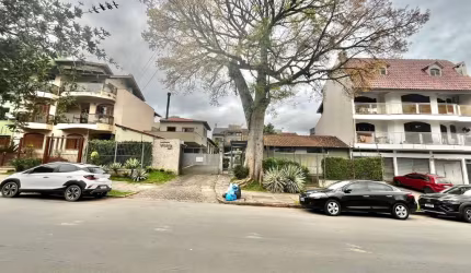 Linda casa em condomínio fechado, com 3 pavimentos, garagem na frente e mais uma vaga ao lado da casa. Possui placas de aquecimento solar instaladas. Ficam na casa 02 splits instalados nos dormitórios