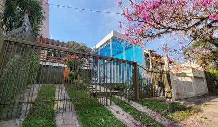 Vende-se casa ampla, modernizada, living amplo com lareira, 3 quartos/dormitórios com suíte, banho social, anexo com salão de festas com churrasqueira, área de serviço separada, dependência de emprega