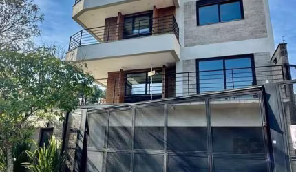 Casa com living para 3 ambientes, lareira, cozinha americana, lavabo e no subsolo, área de serviço e garagem ampla para 2 carros. No segundo andar banheiro, 2 quartos, sendo uma suíte com closet, banh
