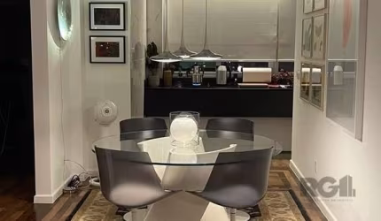 Rede Gaúcha de imóveis vende: Amplo apartamento, decorado por arquiteto, completamente reformado: hidráulica, elétrica, todas as aberturas em PVC com vidros duplos, piso em parquet impecável, banheiro