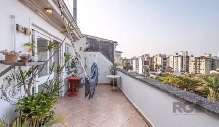 Ótima cobertura duplex no bairro Tristeza, com 149m² privativos, de 2 dormitórios e vaga. Possui no andar inferior: ampla sala com sacada, 2 dormitórios, banheiro social, cozinha americana mobiliada. 