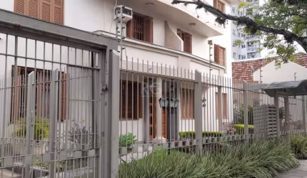 OPORTUNIDADE ÚNICA NO BAIRRO MENINO DEUS. Amplo apartamento com 3 dormitórios, silencioso, janelas grandes que proporcionam excelente iluminação e circulação de ar, cozinha modernizada próximo a todos