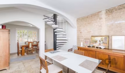 Excelente oportunidade no bairro Três Figueiras, em Porto Alegre! Esta espaçosa casa conta com 224 m² de área privativa e oferece tudo o que você precisa para viver com conforto, São 3 dormitórios, um