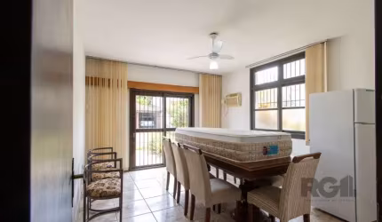 Excelente casa para comércio, geriatria, restaurante, etc. Living 02 ambientes com lareira , sala de jantar, gabinete, 04 dormitórios, banheiro social, lavabo, copa cozinha, área de serviço, lavanderi