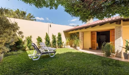 Encantadora residência com 3 dormitórios, sendo 1 suíte, em excelente estado de conservação. Possui lavabo, espaçoso living com 3 ambientes integrados, lareira, e uma mobília de alta qualidade. O dest