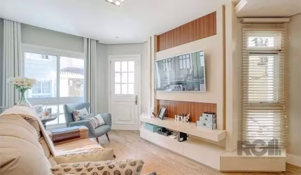 Excelente casa em condomínio com  2 pavimentos. Com projeto de interiores moderno, o primeiro andar tem um amplo living de estar e jantar integrado aos ambientes do andar como a cozinha americana, o e
