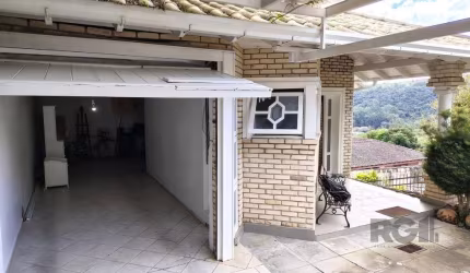 Ótimo e amplo sobrado nos altos do bairro Vila Nova, com 362m² construídos, de 4 pavimentos, com 3 dormitórios e 5 vagas. Possui hall de entrada, sala de estar com lareira, sala de jantar, 3 dormitóri