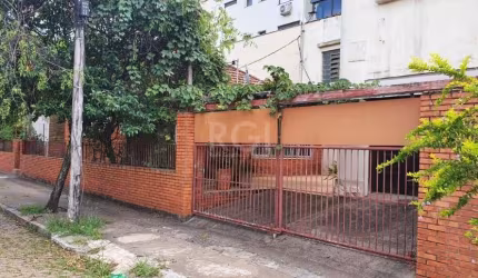 Casa de esquina no bairro Boa Vista, região valorizada, próximo  a Anita Garibaldi, terreno 10 x 30. 03 dormitórios,  living 03 ambientes, cozinha, 03 banheiros , lavanderia , pátio. 02 vagas ..Próxim
