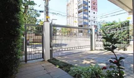 Apartamento de dois quartos, suíte e duas vagas de garagem no bairro São João em Porto Alegre.&lt;BR&gt;Excelente apartamento no Bairro Higienópolis, com 73,03m², móveis sob medida recém instalados e 