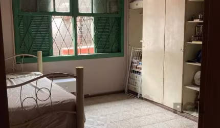 Terreno em ótima localização, próximo a todos recursos do bairro. Possui uma casa antiga em cima com 3 dormitórios, 1 banheiro e 3 vagas de garagem.