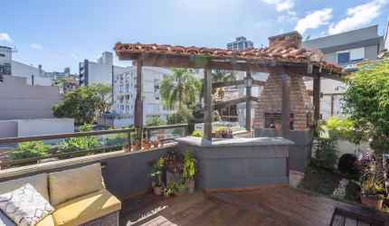Ótima cobertura duplex no bairro Auxiliadora, toda reformada, com 128m² privativos, de 2 dormitórios e vaga. Possui no andar inferior: sala de estar com rebaixe em gesso, 2 dormitórios sendo 1 suíte c