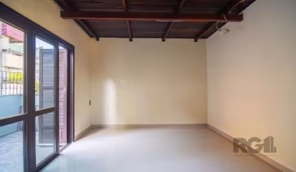 Cobertura com 3 dormitórios, sendo 1 suíte, e mais de 130m² de área privativa, localizada no bairro Rio Branco, com 1 vaga de garagem escriturada..&lt;BR&gt;&lt;BR&gt;No andar inferior, o imóvel ofere