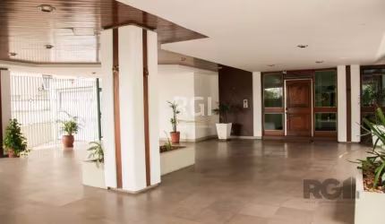 Amplo apartamento de 3 dormitórios, 1 suíte, banheiro social, lavabo, dependência de empregada e área de serviço, na Auxiliadora entre o IPA e o Parcão, em uma zona muito tranquila e arborizada. Prédi