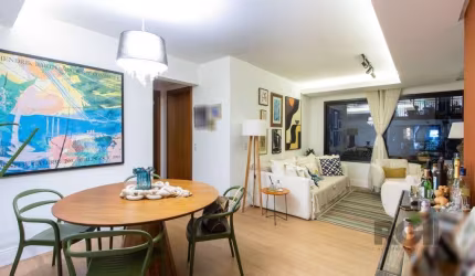 Apartamento em condomínio fechado no bairro Tristeza, com piso vinílico, aproximadamente 88m² de área privativa, 02 dormitórios sendo 02 suíte, living 02 ambientes, cozinha com armários sob medida, pi