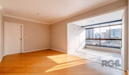 Cobertura com vista perene no bairro Menino Deus.&lt;BR&gt;No andar inferior, ficam 01 living 2dois ambientes com sacada integrada, cozinha com área de serviço separada, 2 dormitórios sendo a suíte co