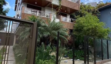 Cobertura de 3 quartos, suíte e 2 vagas de garagem no bairro Rio Branco, junto ao Bom Fim,  em Porto Alegre&lt;BR&gt;Esta lindíssima cobertura é um verdadeiro refúgio de elegância e conforto, proporci