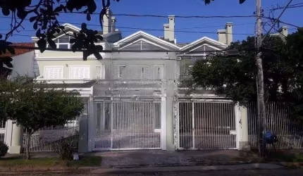 Sobrado Seminovo à Venda em Ipanema com 3 quartos e 219m² de área total.  Suíte com closet e 3 dormitórios com sacada,  churrasqueira e um pátio com ofurô, lareira.  Com 4 vagas de estacionamento (sen
