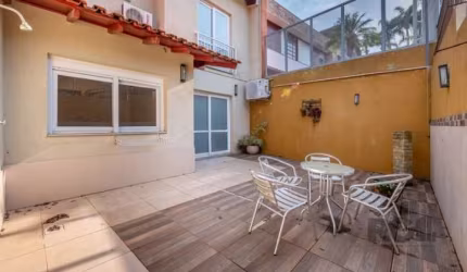 Essa casa no bairro Jardim Isabel, em Porto Alegre, parece ser uma ótima oportunidade para quem busca conforto e espaço. Com 3 dormitórios, sendo 1 suíte, e um total de 2 vagas de garagem, ela se dest