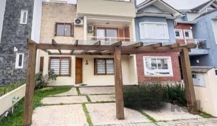 Lindo Sobrado em condomínio no Lagos de Nova Ipanema. Casa com 3 dormitórios, sendo um suíte, sala com lareira, no terceiro piso terraço. Pátio com piscina e área gourmet integrada. Condomínio com pra