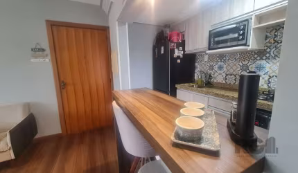 Lindo apartamento três dormitórios, sendo uma suíte.&lt;BR&gt;Living dois ambientes, cozinha americana e área de serviço.&lt;BR&gt;Imóvel em andar alto ficando semimobiliado com móveis planejados, ban