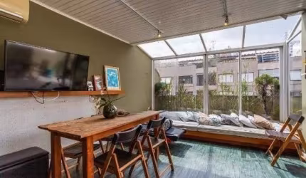 Cobertura ampla com 3 quartos, 1 suíte e 2 vagas.&lt;BR&gt;&lt;BR&gt;Este imóvel é perfeito para quem busca espaço, conforto e praticidade. Além dos 3 quartos, a cobertura conta com uma área de serviç