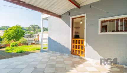 Excelente casa de 2 pavimentos. No térreo, dispõe de uma ampla sala de estar para 2 ambientes, cozinha espaçosa, banheiro e garagem coberta. O segundo andar abriga três dormitórios, sendo um deles suí