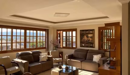 Apresentando uma residência impressionante de três pavimentos, com 234 m² de área útil. No primeiro pavimento, há uma garagem marcada para 3 veículos, um pátio, além de 1 quarto, banheiro e cozinha pr