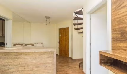 Excelente cobertura semi-mobiliada com 78 m² privativos, próximo ao Bourbon Shopping Ipiranga. Ótimo para investidores, pois está locada.  Living dois ambientes com sacada, terraço com churrasqueira, 
