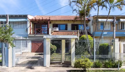 Casa com 4 dormitórios á venda no bairro Espírito Santo, Residencial Bahamas. Ótima casa na zona sul de Porto Alegre com lindo jardim e mobiliada. No primeiro piso, sala de estar com lareira, jardim d
