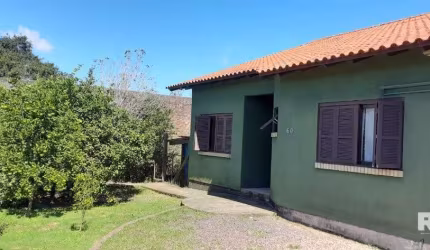 Casa com otima estrutura, pronta para morar. 3 dormitorios, sala, cozinha ampla, salão de festas completo, piscina . lugar tranquilo, excelente opção de casa de lazer!!