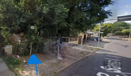 Terreno medindo 13.20m de frente e 30m de fundos. Com uma área total de 396 m², este imóvel oferece uma ótima base para a construção de seu novo projeto. A região é conhecida por seu ambiente tranquil