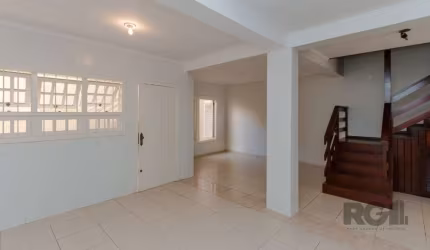 A casa conta com 2 quartos que compartilham uma sacada, além de uma suíte com closet. Há também um quarto que serve como escritório, com entrada independente. No espaço social, são 3 salas: uma para j