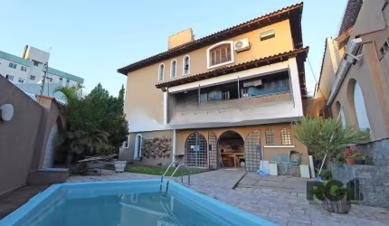 Casa de 4 dormitórios a venda no Bairro Jardim Itu.&lt;BR&gt;Linda Casa - No Jardim Planalto Com 390 m² de área privativa, ambientes amplos; em terreno com 488 m². Área social com lareira, jantar, gab