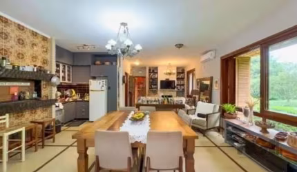 Magnífica casa com 5 Dormitórios sendo 2 suítes, 2 banheiros sociais, 1 lavabo, 2 livings com lareiras, 2 salas de estar, churrasqueira, 2 cozinhas, 33m2 de varanda, piscina concreto 6x3, churrasqueir
