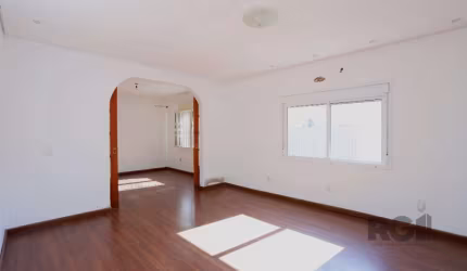 Casa/sobrado de 3 dormitórios com suite. A suite na parte térrea Living amplo para 2 ambientes. Cozinha e área de serviço. Parte superior. 2 dormitórios e banheiro social.  Sacada. Nos fundos. Garagem