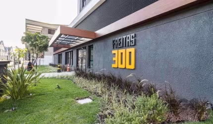 Ótimo apartamento no Condomínio Freitas 300, no bairro Azenha, lateral, de 1 dormitório, infra e vaga. Possui sala ampla, 1 dormitório, banheiro com box de vidro, cozinha americana com churrasqueira i