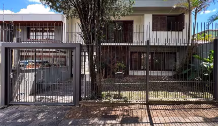 Bem-vindo à sua nova casa em Chácara das Pedras! Este espaçoso sobrado de 264 m² é perfeito para a sua família. Com um lindo jardim na frente e um amplo pátio nos fundos, que inclui um anexo com dormi