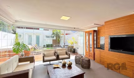 Casa a venda  no bairro Ipanema, com 3 dormitórios a poucos metros da orla do Guaíba, com 218,,45m² de área privativa.  &lt;BR&gt;&lt;BR&gt;Sala integrada com churrasqueira, com porta janela com total