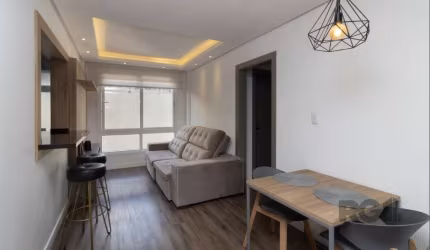 Apartamento com 2 dormitórios, mobiliado com móveis planejados.&lt;BR&gt;Imóvel reformado, armários sob medida e split nos dormitórios, living para 2 ambientes, cozinha estilo americana, banheiro soci